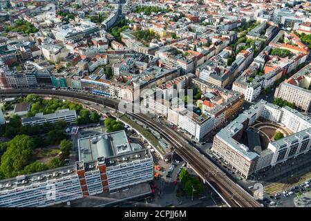 Vista areale dalla cosmopolita città di Berlino al Hackesche Hoefe e Hackescher Markt a Berlino Foto Stock