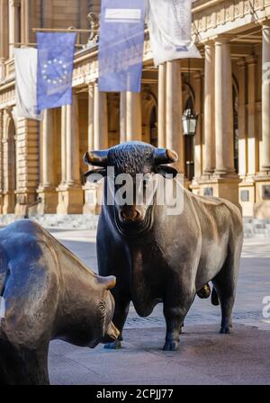 Toro e orso sulla Börsenplatz di fronte alla borsa, Francoforte sul meno, Assia, Germania Foto Stock