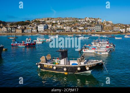 Cornovaglia città tradizionale, vista in estate di barche da pesca ormeggiate nel porto di St Ives, Cornovaglia, Inghilterra sud-occidentale, Regno Unito Foto Stock