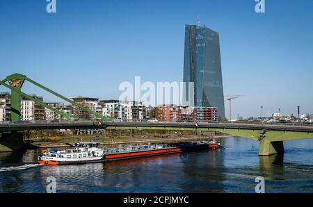 Chiatta sul meno di fronte all'edificio della BCE Banca centrale europea, Banca centrale europea, Francoforte sul meno, Assia, Germania Foto Stock