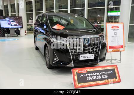 Odaiba, Tokyo, Giappone - 2 gennaio 2020: La lussuosa Toyota Alphard Hybrid. Vista frontale. Toyota City Showcase Mega Web palette Town. Foto Stock