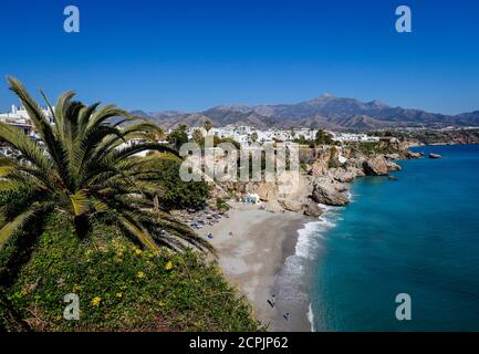 Playa de Calahonda al Balcon de Europa nella località di Nerja, Provincia di Malaga, Costa del Sol, Andalusia, Spagna Foto Stock