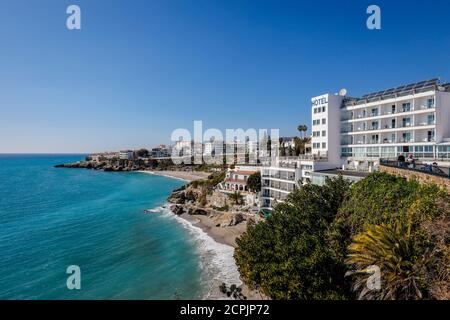 Playa Caletilla al Balcon de Europa nella località di Nerja, Provincia di Malaga, Costa del Sol, Andalusia, Spagna Foto Stock