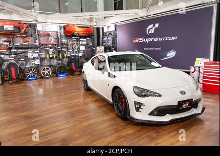 Odaiba, Tokyo, Giappone - 2 gennaio 2020: Toyota bianca GR Supra. Vista frontale. Toyota City Showcase Mega Web palette Town. Foto Stock