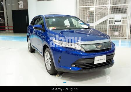 Odaiba, Tokyo, Giappone - 2 gennaio 2020: Blue Toyota HARRIER Hybrid. Vista frontale. Primo piano. Toyota City Showcase Mega Web palette Town. Foto Stock