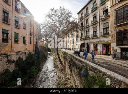 Scena di strada nella città vecchia, Granada, Andalusia, Spagna Foto Stock