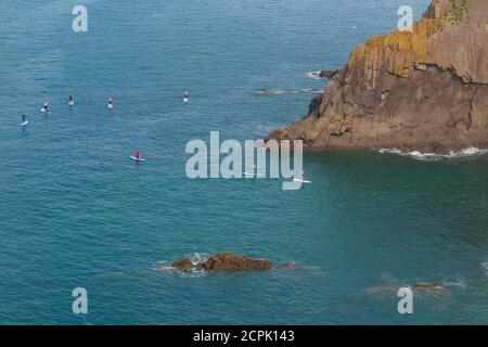 CoastePaddleboarding sulla costa nord del Devon a Croyde Foto Stock