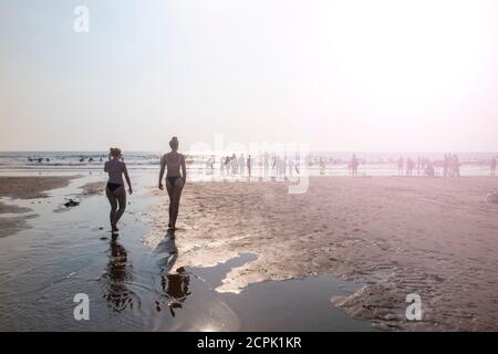 Folle di persone sulla spiaggia di Croyde nel nord del Devon una giornata estiva soleggiata Foto Stock