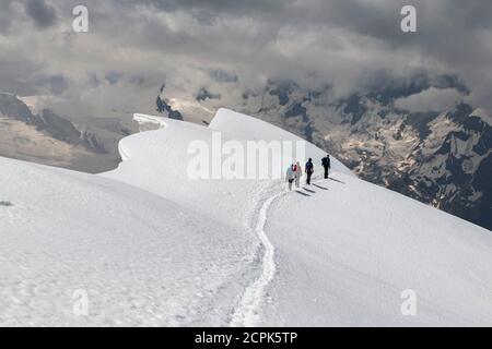 Svizzera, Cantone Vallese, Valle Saas, Saas-Grund, alpinisti che discendono la dorsale ovest di Weissmies Foto Stock