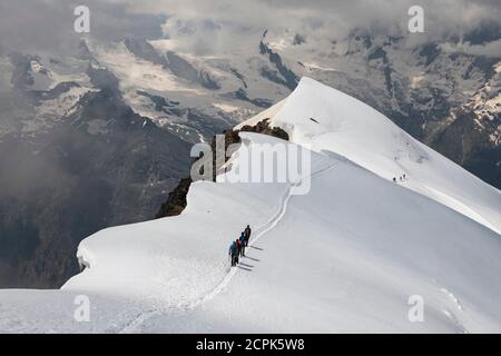 Svizzera, Cantone Vallese, Valle Saas, Saas-Grund, alpinisti che discendono la dorsale ovest di Weissmies Foto Stock