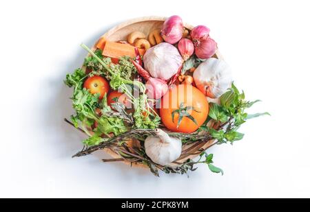 Mangiare sano. Verdure con ingredienti alimentari freschi su sfondo bianco Foto Stock