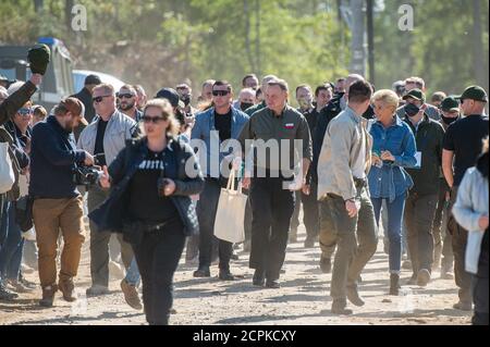 Lipusz, Polonia. 18 Settembre 2020. Il presidente della Polonia Andrzej Duda arrivò con la moglie Agata Kornhauser Duda nel distretto forestale di Lipusz. La campagna sadziMY si tenne per la seconda volta in tutti i distretti forestali. Nell'anno precedente, i foresters distribuivano i giovani pianta ai volontari. L'iniziatore della campagna nazionale fu il presidente Andrzej Duda, che insieme alla moglie Agata Kornhauser-Duda piantò giovani alberi nel distretto forestale di Lipusz a Danzica, un'area danneggiata da un uragano nel 2017. Credit: SOPA Images Limited/Alamy Live News Foto Stock