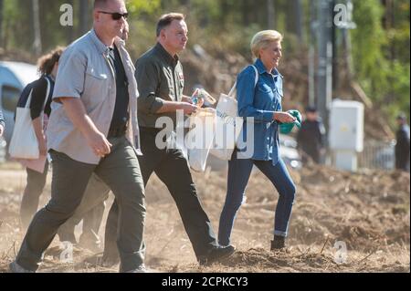 Lipusz, Polonia. 18 Settembre 2020. Il presidente della Polonia Andrzej Duda arrivò con la moglie Agata Kornhauser Duda nel distretto forestale di Lipusz. La campagna sadziMY si tenne per la seconda volta in tutti i distretti forestali. Nell'anno precedente, i foresters distribuivano i giovani pianta ai volontari. L'iniziatore della campagna nazionale fu il presidente Andrzej Duda, che insieme alla moglie Agata Kornhauser-Duda piantò giovani alberi nel distretto forestale di Lipusz a Danzica, un'area danneggiata da un uragano nel 2017. Credit: SOPA Images Limited/Alamy Live News Foto Stock