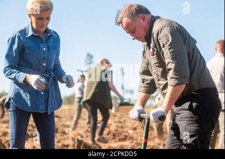 Lipusz, Polonia. 18 Settembre 2020. Il presidente della Polonia Andrzej Duda e sua moglie Agata Kornhauser Duda sono visti piantare alberi nel Lipusz Forest District. La campagna sadziMY è stata tenuta per la seconda volta in tutti i distretti forestali. Nell'anno precedente, i foresters distribuivano i giovani pianta ai volontari. L'iniziatore della campagna nazionale fu il presidente Andrzej Duda, che insieme alla moglie Agata Kornhauser-Duda piantò giovani alberi nel distretto forestale di Lipusz a Danzica, un'area danneggiata da un uragano nel 2017. Credit: SOPA Images Limited/Alamy Live News Foto Stock