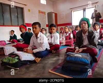 DISTRICT KATNI, INDIA - 21 GENNAIO 2020: Studenti delle scuole del governo indiano che si riuniscono in classe. Foto Stock