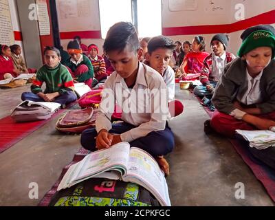 DISTRETTO KATNI, INDIA - 21 GENNAIO 2020: Gruppo scolastico del governo indiano di studenti che leggono insieme in classe. Foto Stock