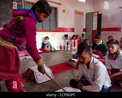 DISTRETTO KATNI, INDIA - 21 GENNAIO 2020: Studente di scuola femminile del governo indiano che insegna in classe. Foto Stock