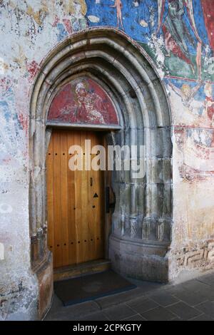 Porta d'ingresso con stampaggio ad arco al 16 ° secolo Humor Monastero in Romania Foto Stock