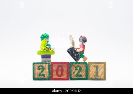 lego joker e robin festeggiano l'anno 2021. Le minidisfigure LEGO sono prodotte dal Gruppo Lego. Foto Stock