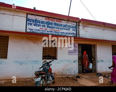 DISTRETTO KATNI, INDIA - 21 GENNAIO 2020: Villaggio indiano edificio della scuola di governo vista all'aperto giorno. Foto Stock