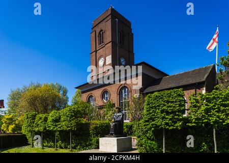 Inghilterra, Londra, Westminster, Kensington e Chelsea, Cheyne Walk, Statua di Sir Thomas More e Chelsea Old Church Foto Stock