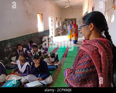 DISTRETTO KATNI, INDIA - 21 GENNAIO 2020: Insegnante femminile della scuola del governo indiano che fornisce la formazione in classe. Foto Stock