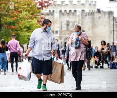 Southampton, Hampshire. 19 settembre 2020. Regno Unito Meteo. Gli amanti dello shopping in maschera in un intenso sabato pomeriggio nel quartiere dello shopping di Southampton's, sopra Bar, in una giornata intensa. Credit Stuart Martin/Alamy Live News Foto Stock