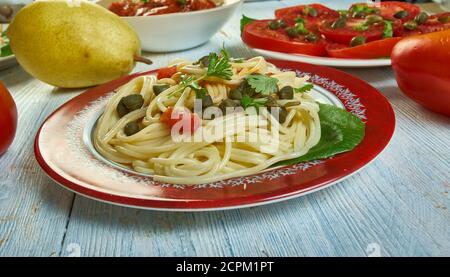 Spaghetti al pesto di capperi, pasta con salsa di capperi. Cucina siciliana, piatti tradizionali italiani assortiti, vista dall'alto. Foto Stock