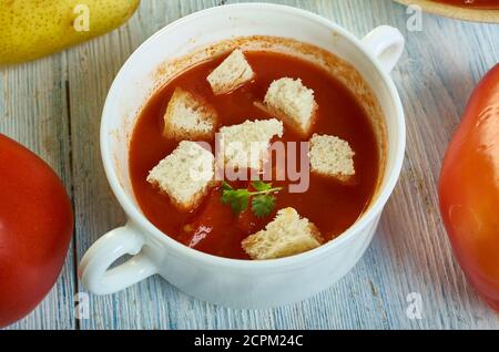 Zuppa di pomodoro siciliana , cucina siciliana, piatti tradizionali italiani assortiti, vista dall'alto. Foto Stock