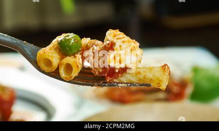 Ricotta Eggplant Pasta Timbale, cucina siciliana, piatti tradizionali italiani assortiti, Vista dall'alto. Foto Stock