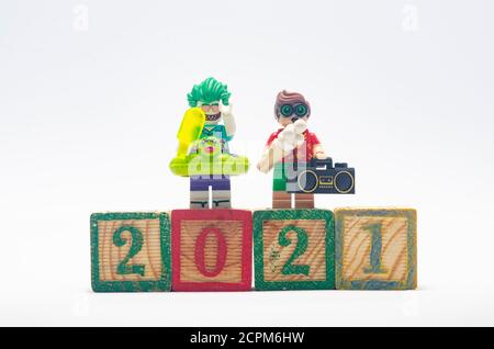 lego joker e robin festeggiano l'anno 2021. Le minidisfigure LEGO sono prodotte dal Gruppo Lego. Foto Stock