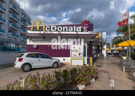 Protaras, Cipro - 6 ottobre. 2019. Il McDonald's su Protaras Avenue Foto Stock