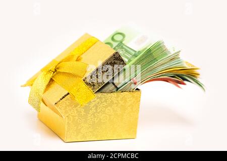 Confezione regalo per il risparmio piena di banconote in euro in contanti isolato su sfondo bianco. Il concetto di debito libero di successo finanziario. Foto Stock