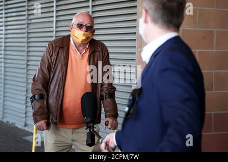 Un fan di Blackpool è intervistato da ITV News con un microfono esteso fuori terra prima della partita Sky Bet League One a Bloomfield Road, Blackpool. Foto Stock