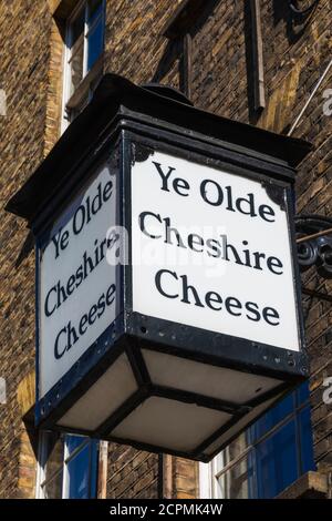 Inghilterra, Londra, City of London, Fleet Street, Ye Olde Cheshire Cheese Pub Sign Foto Stock