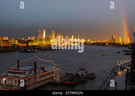 Inghilterra, Londra, Docklands, Tamigi e Canary Wharf, Skyline e Rainbow Foto Stock
