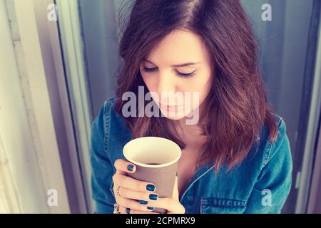 Closeup ritratto infelice giovane donna d'affari seduto sulle scale all'aperto, disturbato per errore, avendo giorno cattivo isolato sfondo aziendale vittoria ufficio Foto Stock