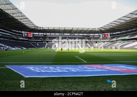 MILTON KEYNES, INGHILTERRA. 19 SETTEMBRE 2020. I giocatori DI MK Dons si riscaldano prima della partita della Sky Bet League 1 tra MK Dons e Lincoln City allo stadio MK, Milton Keynes. (Credit: John Cripps | MI News ) Credit: MI News & Sport /Alamy Live News Foto Stock