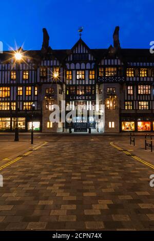 Inghilterra, Londra, West End, Great Marlborough Street, Liberty's Department Store di notte Foto Stock