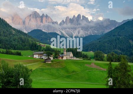 Le vette dell'Odle e la chiesa di Santa Maddalena, Val di Funes. Pittoresco. Alpe di Siusi o Alpe di Siusi con Sassolungo e Langkofel Foto Stock