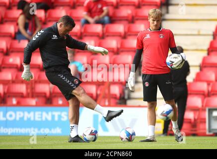 Il portiere atletico di Charlton Ashley Maynard-Brewer (a destra) si riscalda con l'allenatore del portiere Andy Marshall prima della partita della Sky Bet League One alla Valley di Londra. Foto Stock