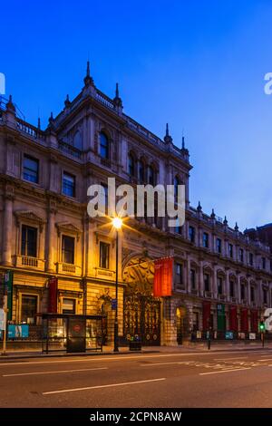 Inghilterra, Londra, Piccadilly, Burlington House e Royal Acadamy di notte Foto Stock