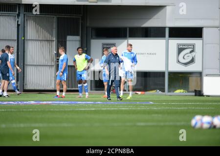 NEWPORT, GALLES. 19 SETTEMBRE 2020 Rob Kelly, Assistente di Barrow, porta i giocatori di Barrow nel warm up pre match durante la partita Sky Bet League 2 tra Newport County e Barrow al Rodney Parade, Newport (Credit: Jeff Thomas | MI News) Credit: MI News & Sport /Alamy Live News Foto Stock