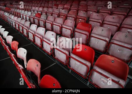 Una vista generale di posti vuoti all'interno del terreno prima della partita Sky Bet League due al People's Pension Stadium, Crawley. Foto Stock