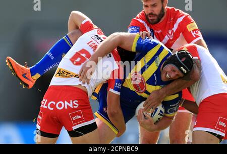 Warrington Wolves Chris Hill viene affrontato da St Helens Jonny Lomax (a sinistra) durante la partita di Betfred Super League presso l'AJ Bell Stadium di Salford. Foto Stock