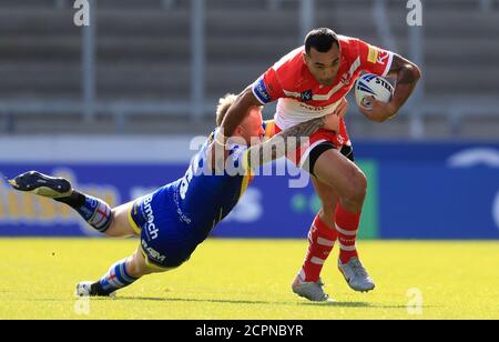 Jonny Lomax di St Helens viene affrontato da Warrington Wolves Blake Austin durante la partita di Betfred Super League presso l'AJ Bell Stadium di Salford. Foto Stock