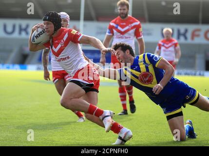 Jonny Lomax di St Helens (a sinistra) si lancia per segnare i suoi lati la prima prova durante la partita di Betfred Super League presso l'AJ Bell Stadium di Salford. Foto Stock