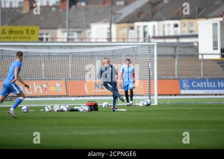 NEWPORT, GALLES. 19 SETTEMBRE 2020 Rob Kelly, Assistente di Barrow, porta i giocatori nel warm-up pre match durante la partita Sky Bet League 2 tra Newport County e Barrow al Rodney Parade di Newport (Credit: Jeff Thomas | MI News) Credit: MI News & Sport /Alamy Live News Foto Stock