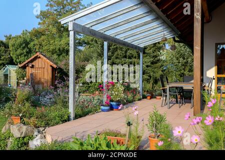 Terrazza con baldacchino in vetro e vista sul giardino Foto Stock