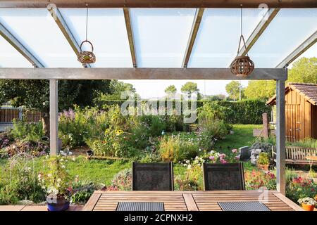 Terrazza con baldacchino in vetro e vista sul giardino Foto Stock